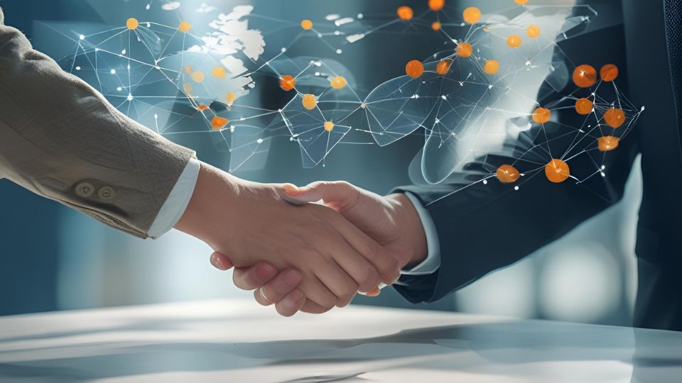 Két üzletember kezet fog, háttérben globális hálózat ábrázolással.