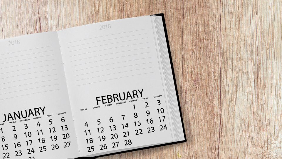 Egy nyitott naptár, amelyen január és február hónapok láthatók, 2018-as évvel.